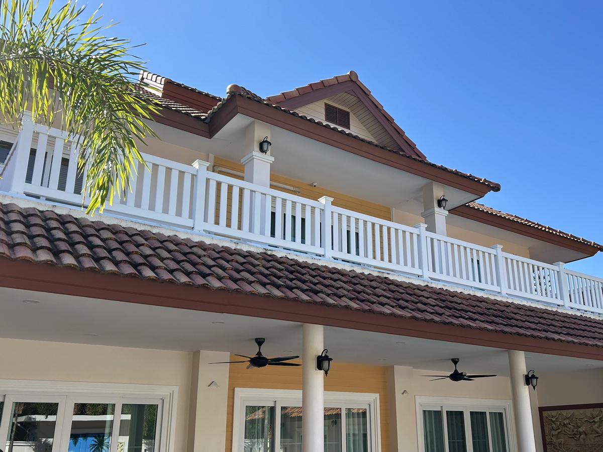 ราวระเบียงหน้าบ้าน