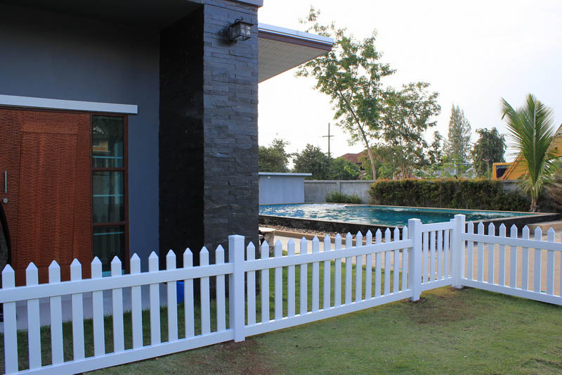 vinyl / pvc dog fence